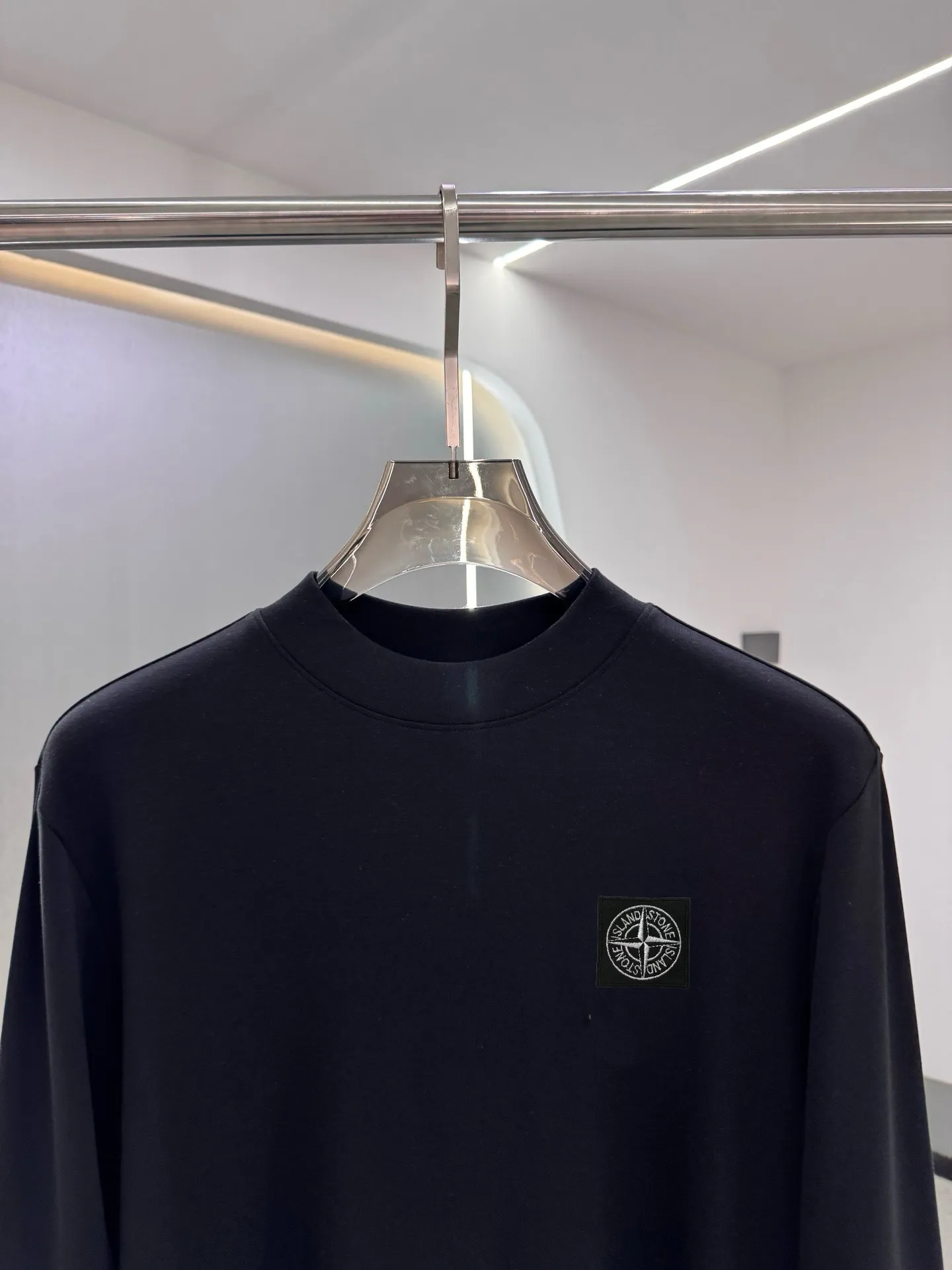 P220 Stone Island 2025 autumn and winter men's latest trade order mid-collar bottoming shirt, in full condition! ! Designed with logo embroidery! Customized 100% pure cotton fabric! Weighing 330g, the upper body is comfortable and breathable, not stiff, and has a rich three-dimensional feel overall. It is a quality export order that meets the simple needs of commuters. The upper body effect is very good, slimming, and not picky about the figure. The fabric workmanship is impeccable. Black White Size: XS-2XL